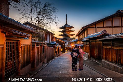 日式建筑五重塔和街道夜景摄影图片